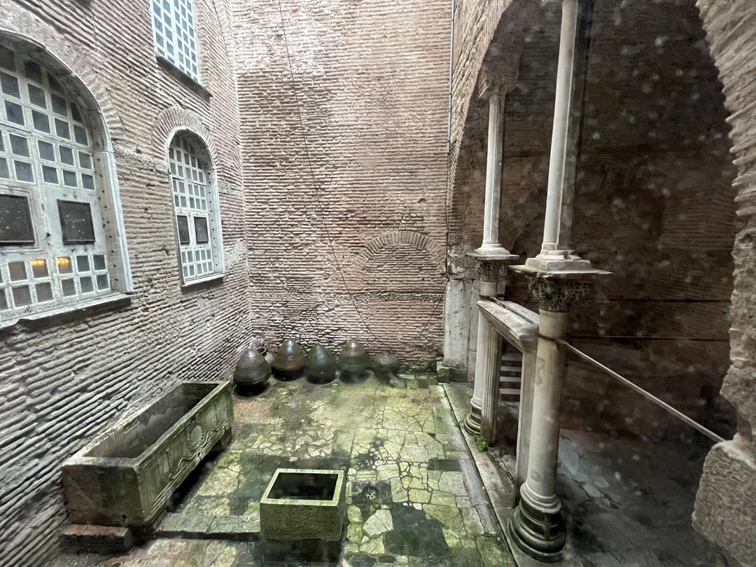 Экскурсию проводил Мухамед. Если можно было поставить 10 баллов, с удовольствием бы поставила. Один из лучших