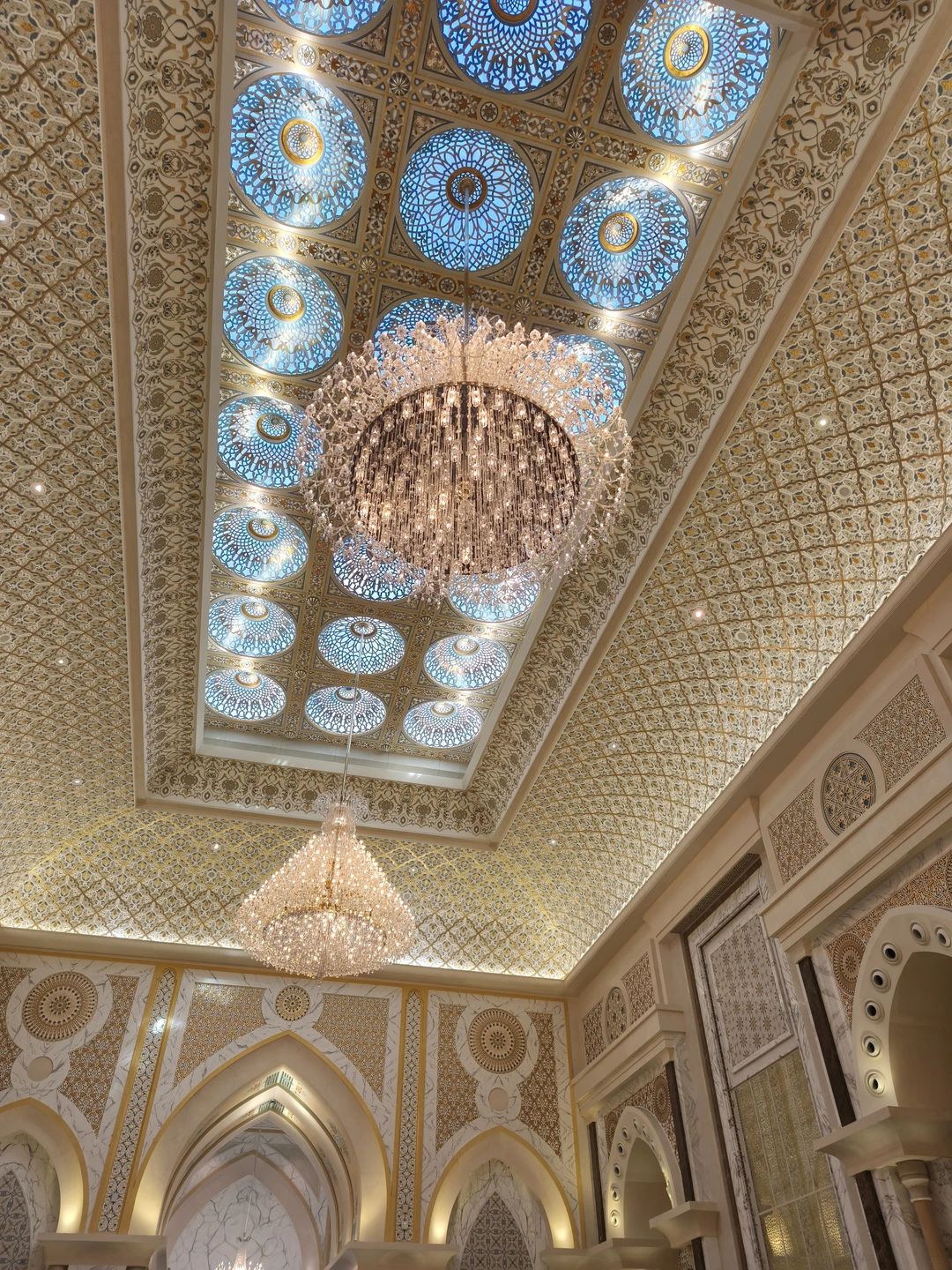 Вчера ездили с Муслимом в Абу-Даби. Всё чётко по плану, очень доброжелательный и приятный молодой человек.