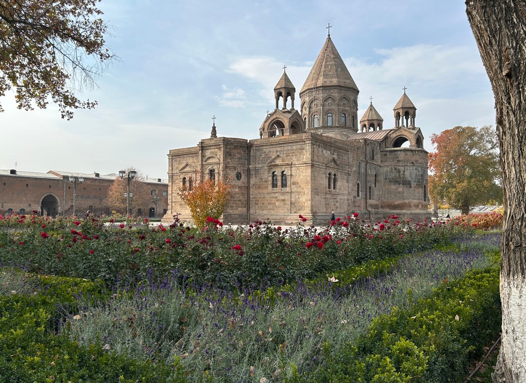 Гид Эдмон обладает глубокими знаниями по теме и профессионально подает материал. Он искренне любит и почитает