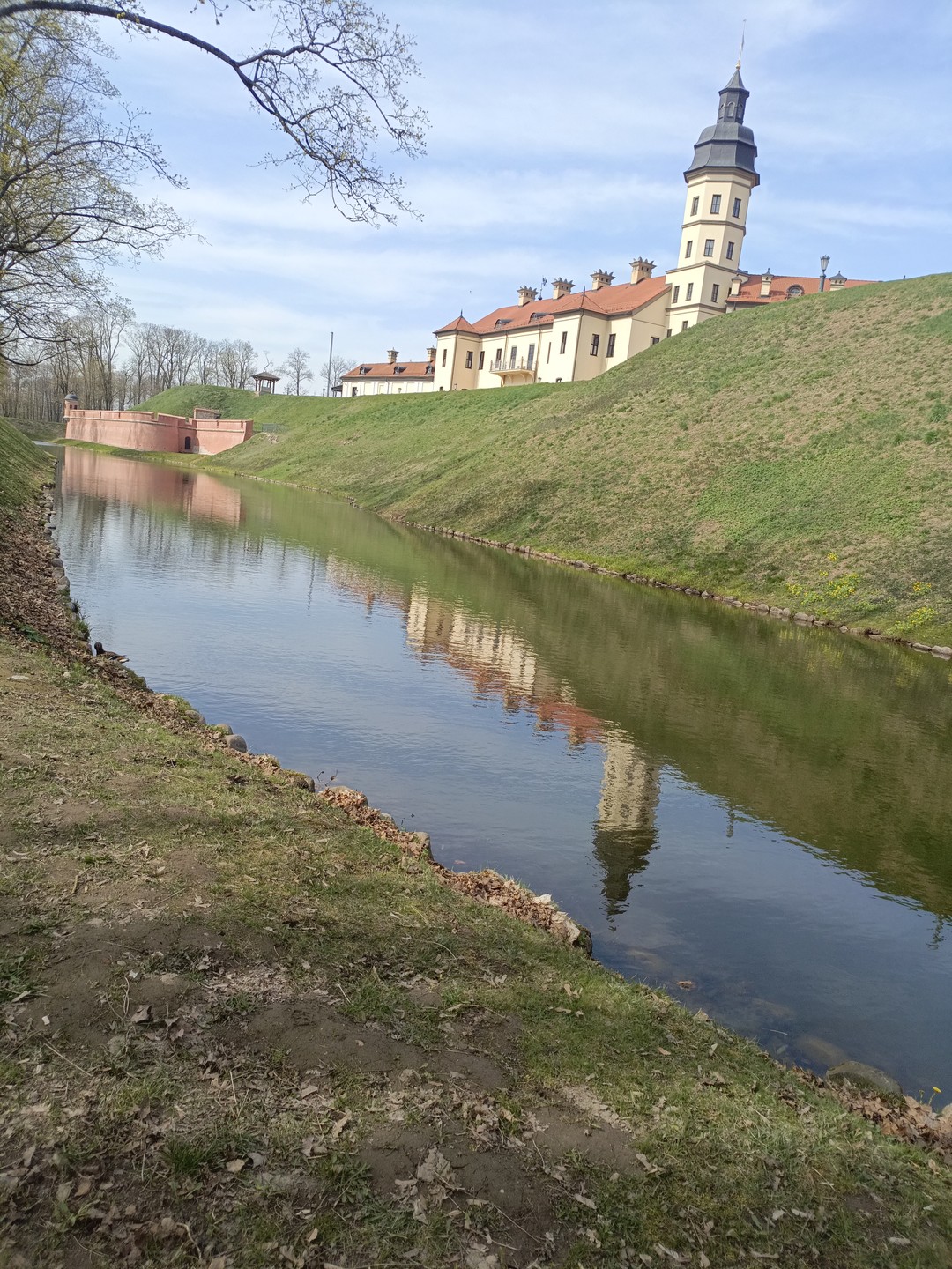 Понравилась поездка,очень вежливый водитель. Приехал зарание, ждал у подъезда. Чистая,комфортная машина. Много интересного рассказал про город,замки
