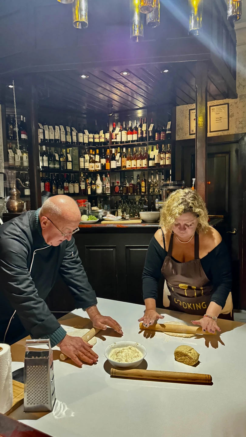 Удивительный мастер-класс. Это полное погружение в грузинскую кухню. Александр вел приготовление блюд с самого начала, все