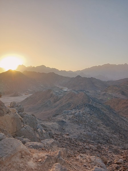 надо обязательно трекенговые кросовки для подъёма на горру, что б увидеть закат и русскоязычного рассказчик про