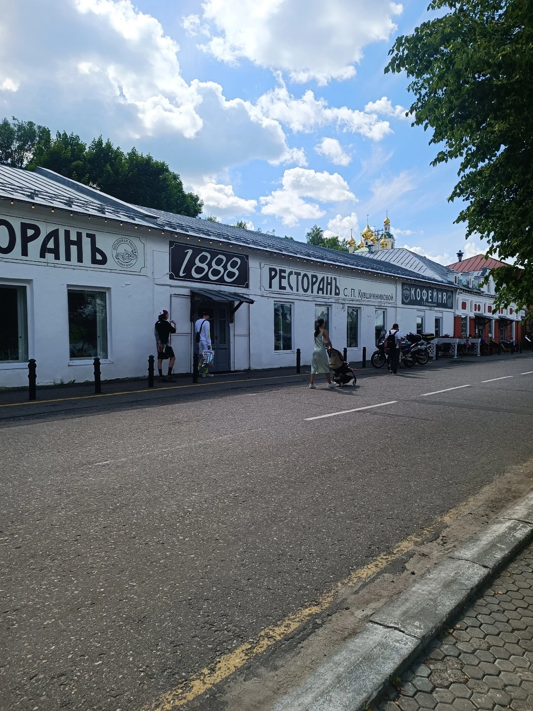 Отличный экскурсовод, интересные и красивые места. Но лично по нашему мнению (ездили семьёй) нужно побольше времени