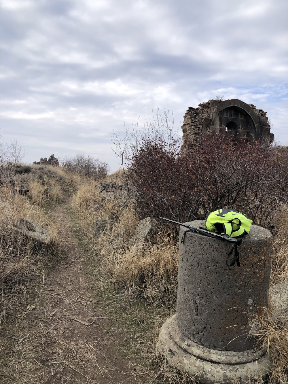 Пешком к заброшенному монастырю Авуц Тар — из Еревана (9/18)