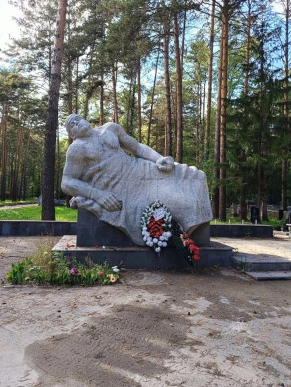 По Заельцовскому кладбищу в Новосибирске