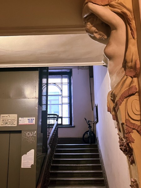 Это не экскурсия, а увлекательная прогулка: яркая, контрастная и местами непредсказуемая. В какой-то момент вы перестанете