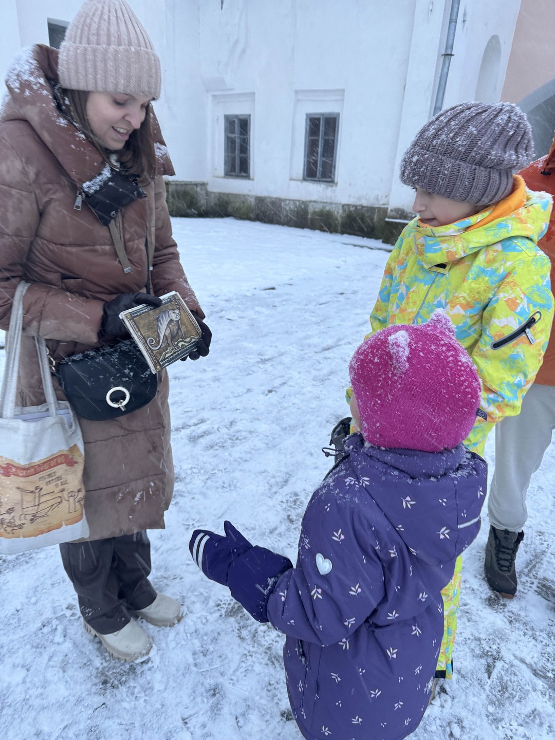 Все отлично. Грамотный и веселый экскурсовод. В легкой форме провела квест. Никто не устал. Дети и взрослые довольны