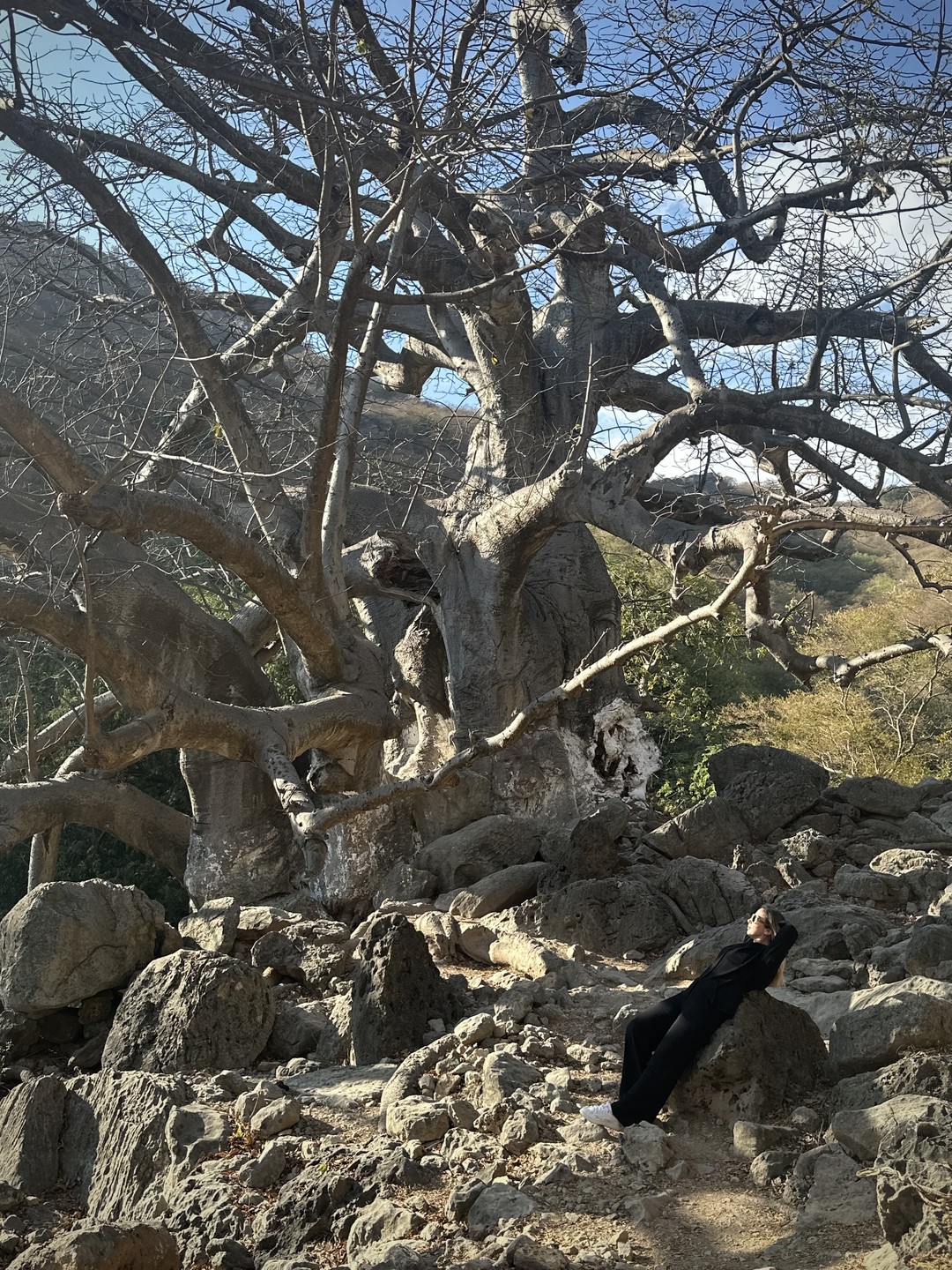 Нам проводила экскурсию по Восточной Салале Надежда - позитивная девушка, родом из Перми. Встретила у входа