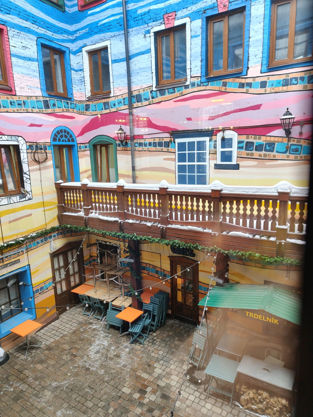 Искренне советую для знакомства с городом Марию Миронову. Академические знания, любовь к городу и краю гармонично