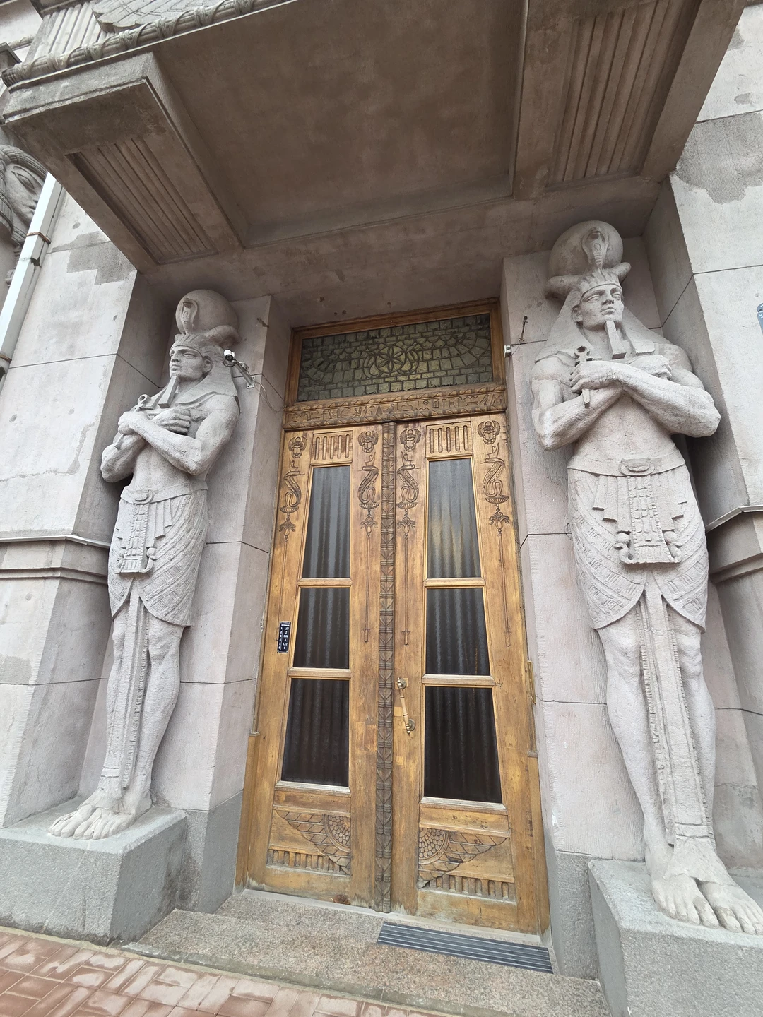 Погуляли по Литейному району, зашли в парадные и Дворец бракосочетания, оценили особняки и дроходные дома, познакомились