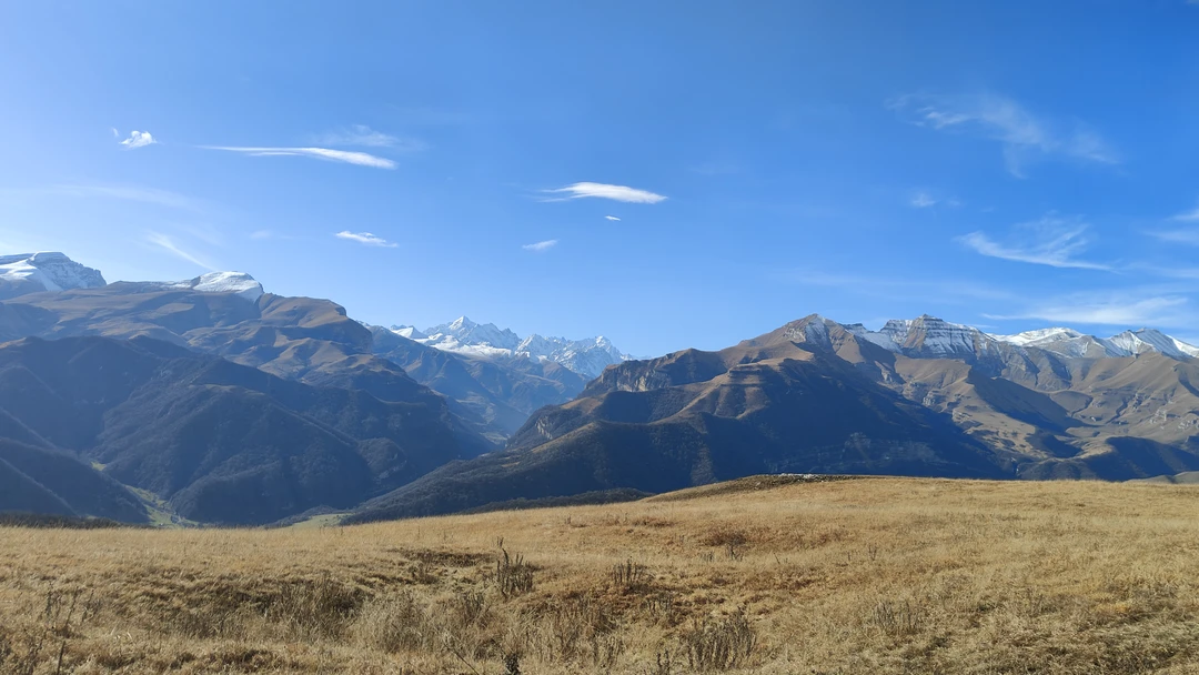 Отличная экскурсия! Посетили 3 локации: пещера, глаз дьявола и ущелье. Увидели пастбище и лошадей. В пещере