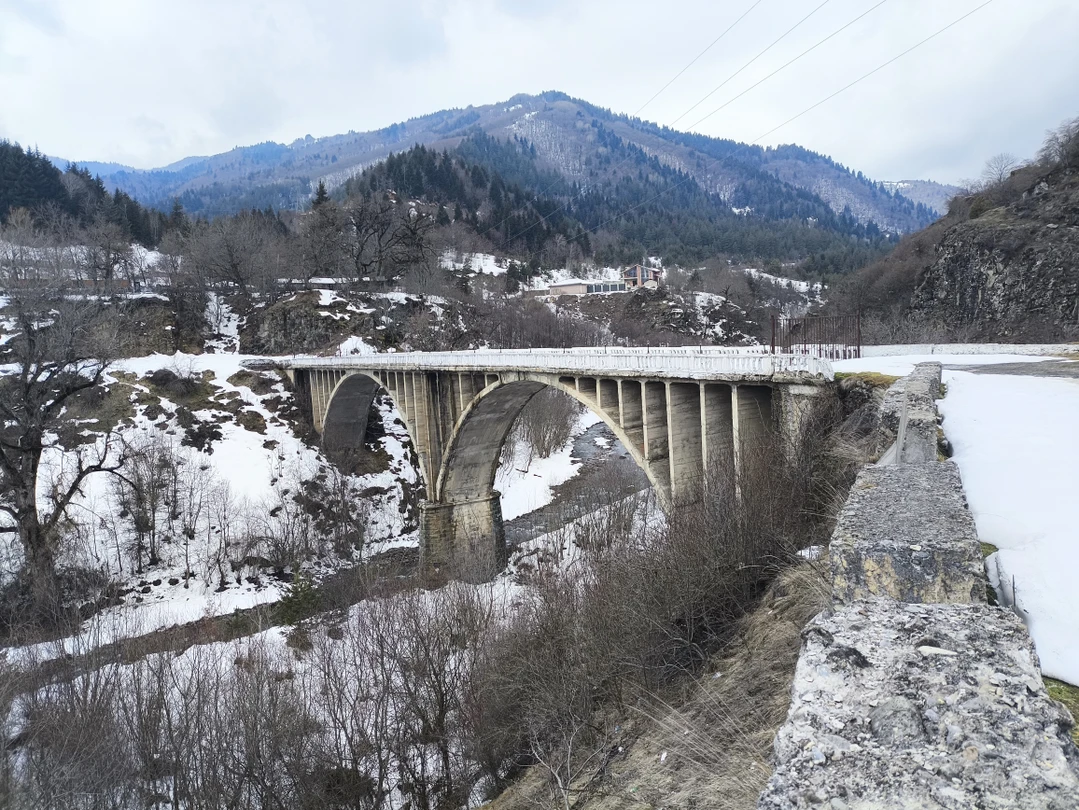 Если хотите понять осетинцев, вам сюда. Алан глубоко изучает историю осетинского народа, с гордостью рассказывает про