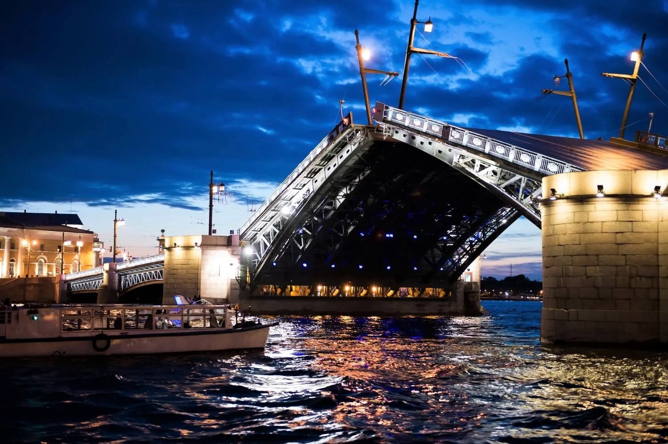 Водная прогулка с аудиогидом на развод мостов