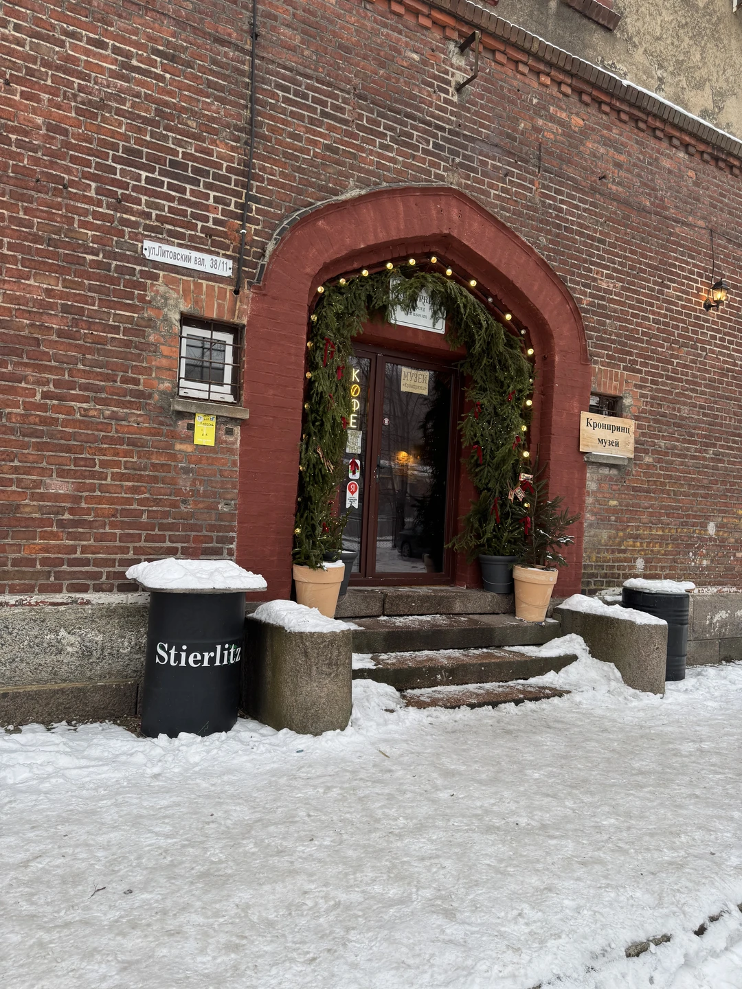 Экскурсовод имеет глубокие знания в истории,немного превышены дозы подробностей в не столь существенных мелочах,на 1 форт