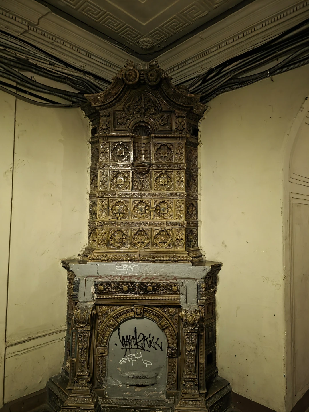 Секреты и лабиринты Петроградской стороны: дворы, парадные, легенды (Сергей)