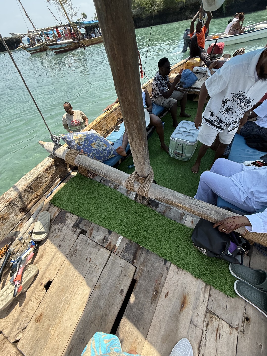 Юссуф всё время был на связи. По-русски можно с ним объясниться. Всё хорошо встретил, что-то рассказывал