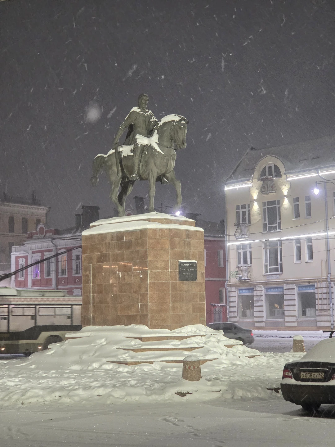Мы очень довольны прогулкой! Всем понравилось, необычно, еще и еще просили почитать нам и рэп и стихи и Александр не отказывал