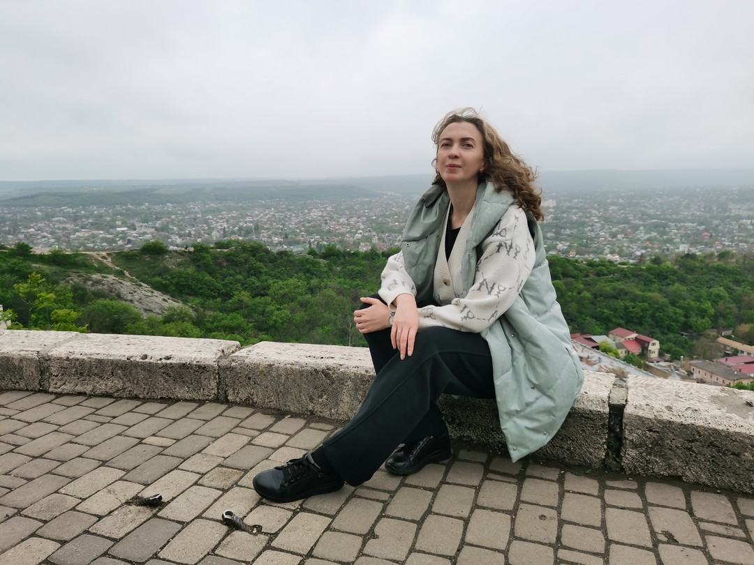 Не рекомендую, знаний ноль, рассказ примитивен, он озвучивает только то что видит на табличках и указателях.
