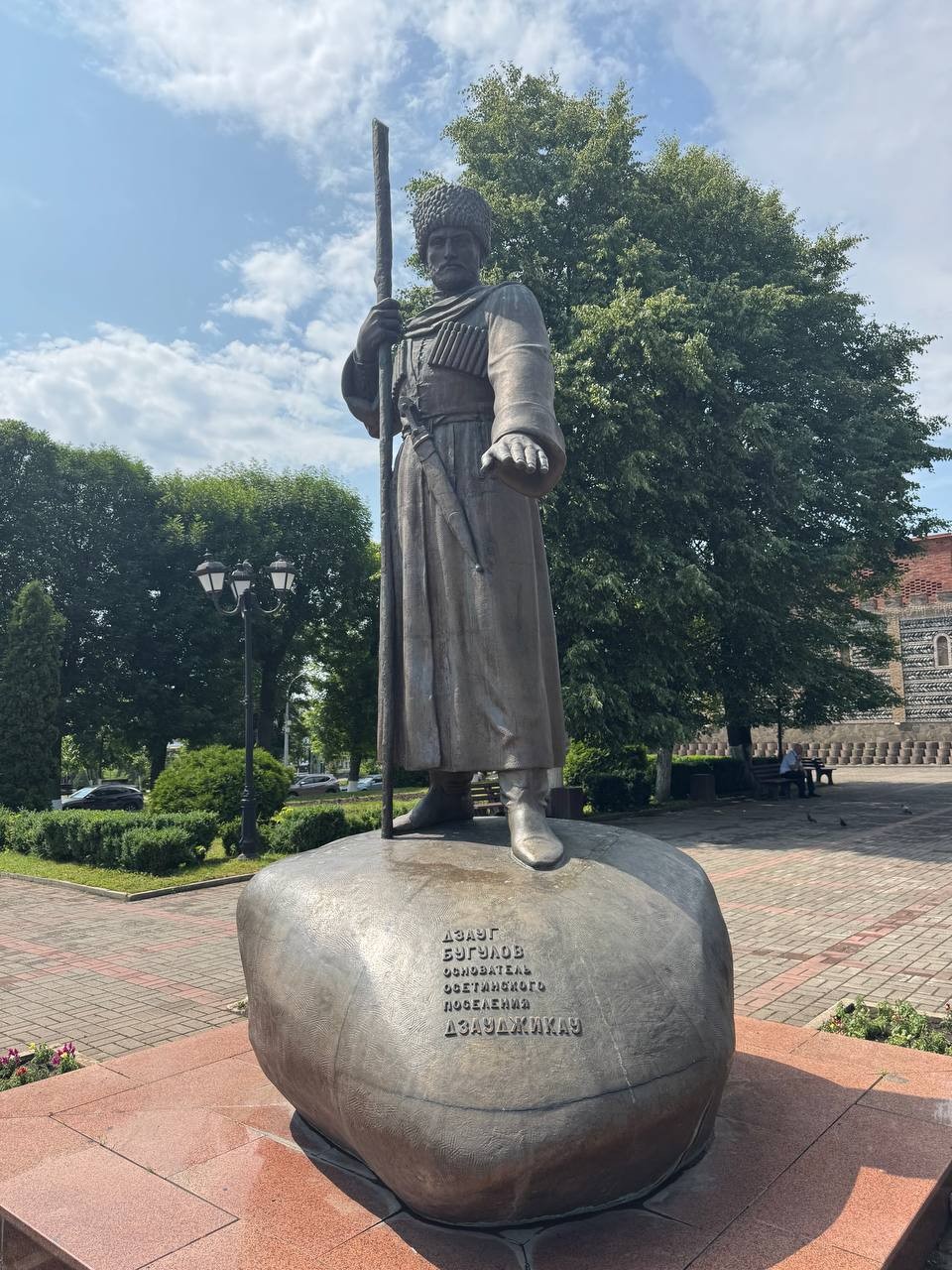 Будете в Осетии и Владикавказе - а туда СТОИТ съездить - непременно на экскурсию к Альберту