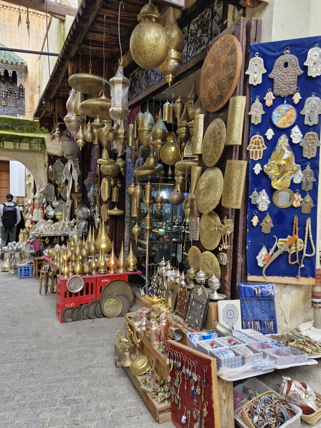 Умайма провела нас по самым колоритным старым улочкам Феса, погрузила нас в историю, всю нашу прогулку нам сопровождал охранник