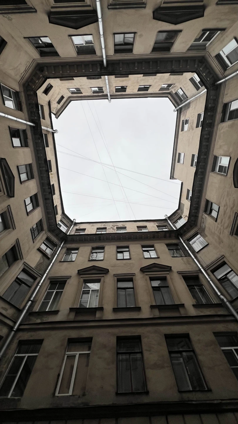 Секреты и лабиринты Петроградской стороны: дворы, парадные, легенды (Екатерина)