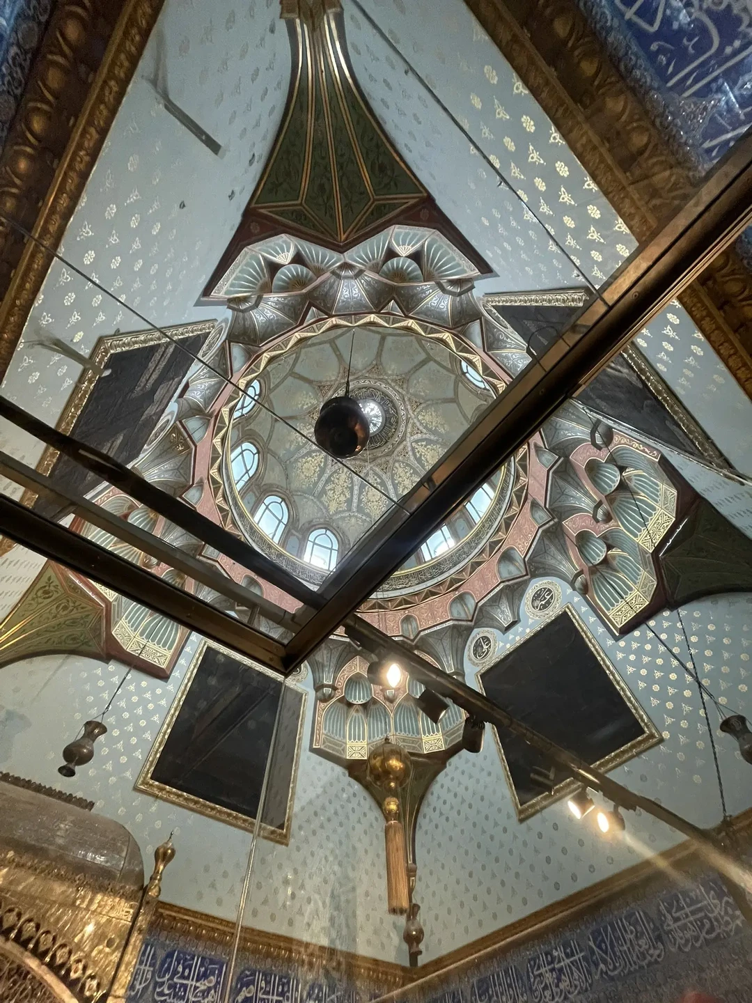 На второй день после экскурсии "Увидеть главное в Стамбуле" мы отправились во дворец Топкапы. И Рушен