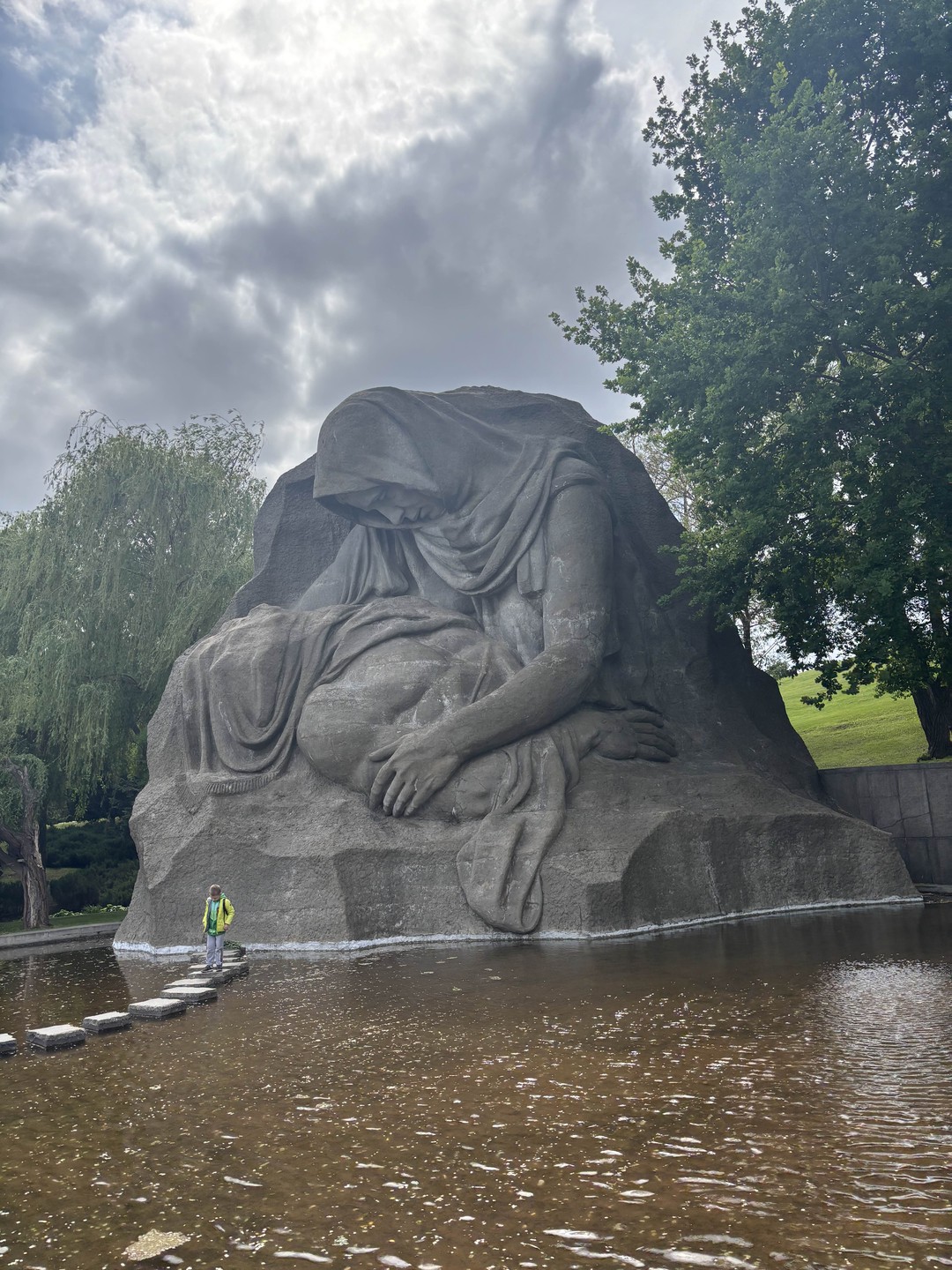 Были в Волгограде два дня. Нужно было захватить максимум, поэтому выбрали шестичасовую экскурсию с гидом. Конечно