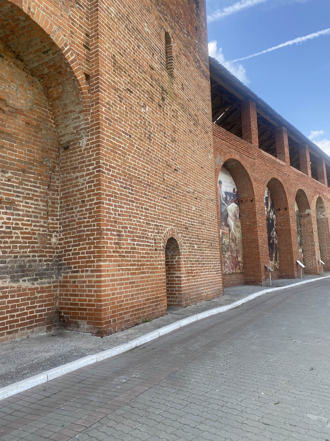 Очень интересно и познавательно прогулялись по великолепной Коломне с гидом Варварой. Мы остались очень довольный экскурсией. Рекомендуем!