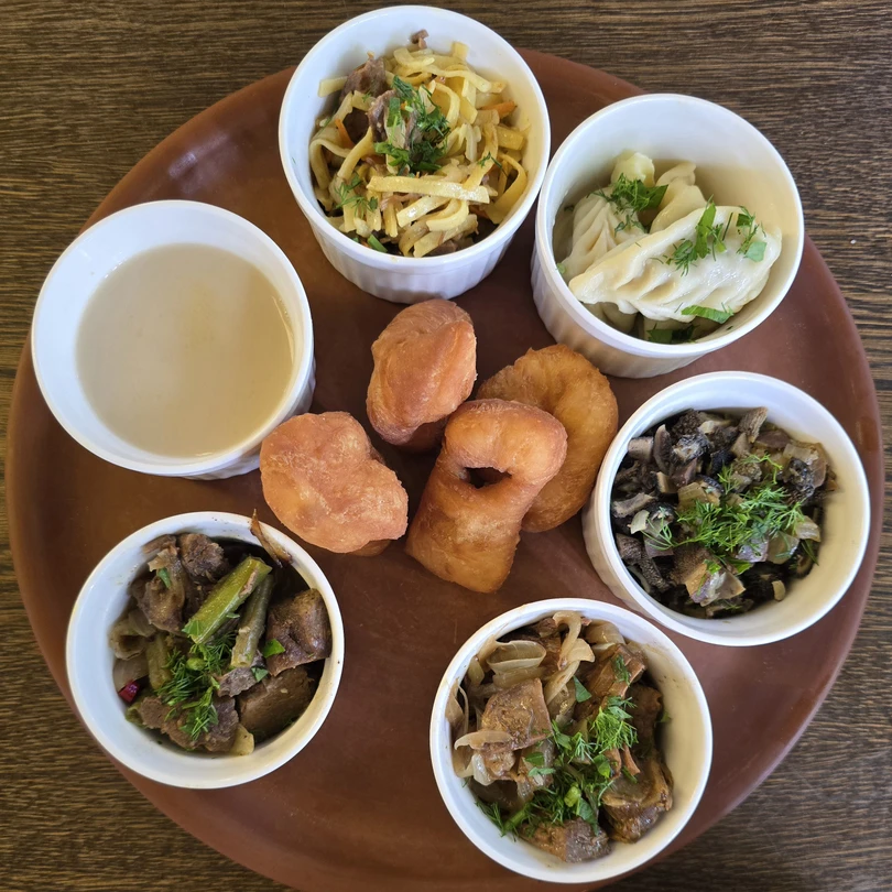 Экскурсия была потрясающая! Мы посетили два буддийских храма, покатались на верблюдах и поели блюда калмыцкой кухни.