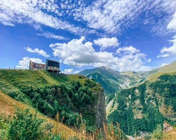 Военно-Грузинская дорога, Арка Дружбы и Казбек