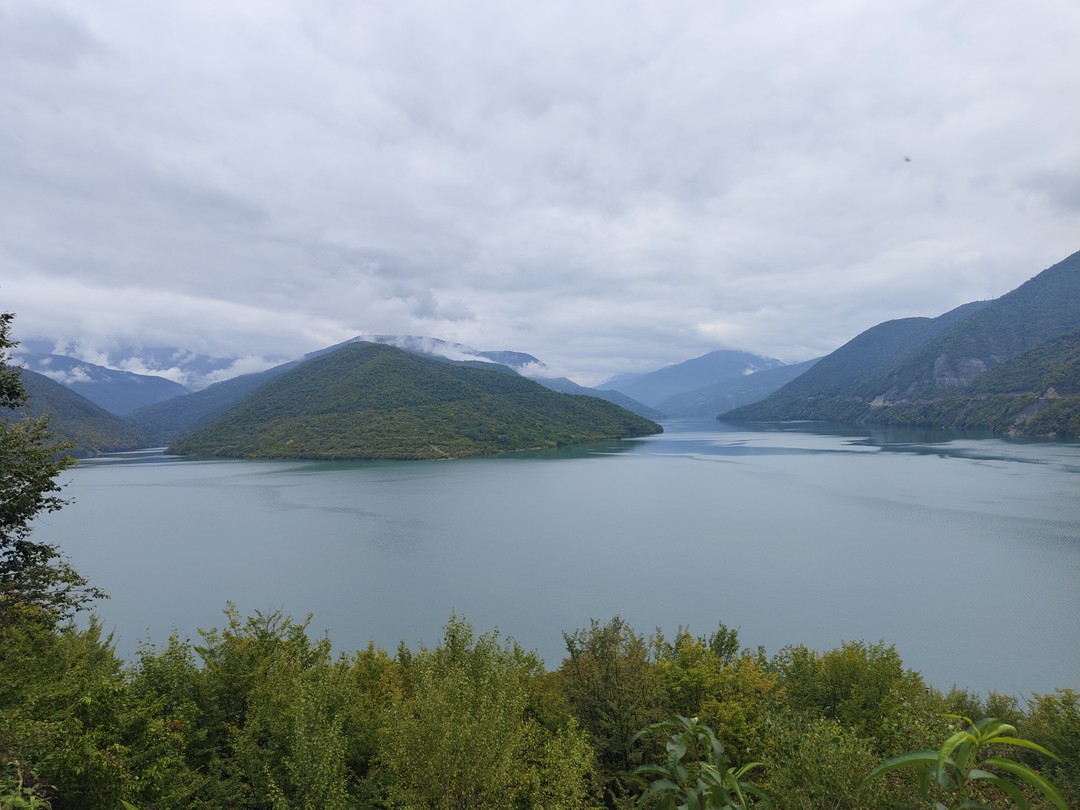 Посетили Жинвальское водохранилище, Арку Дружбы народов в Гудаури и собственно сами Казбеги. Виды везде были невероятные,