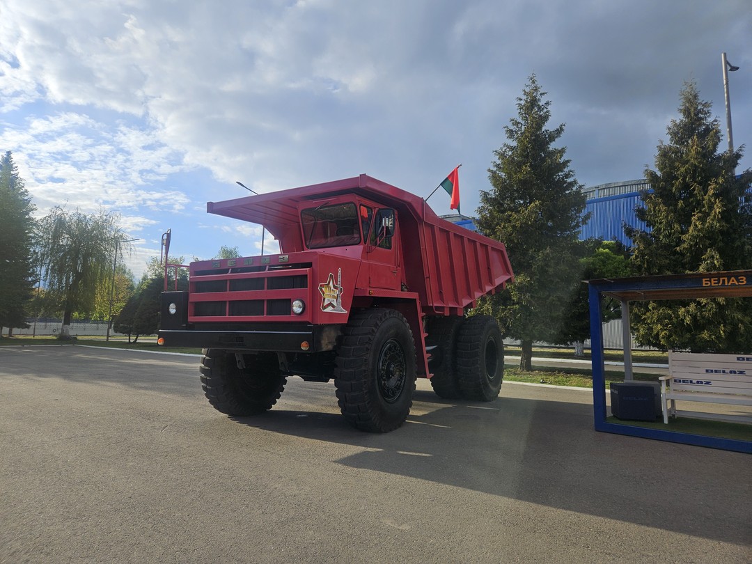 У нас была небольшая группа, на Белаз привезли в комфортном микроавтобусе. Прошли в музей, в цех