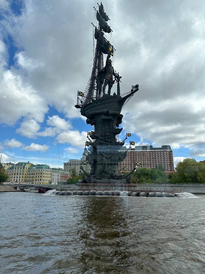 Это шикарное путешествие, нам очень-очень понравилось, виды шикарные, сам кораблик отличный, вкусно покушали, молодые ребята официанты