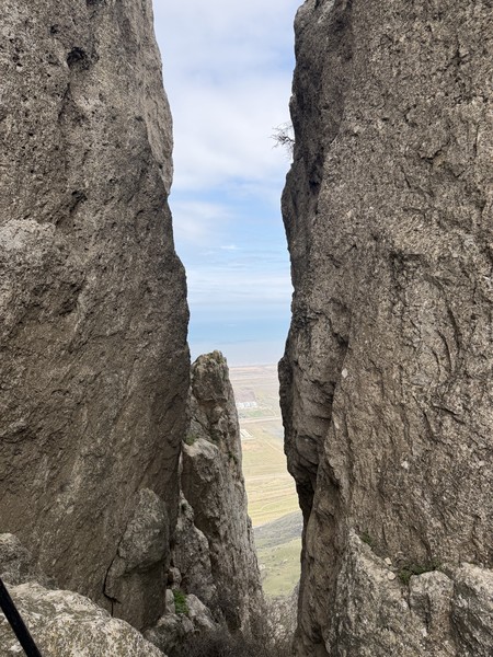 Природа Азербайджана оставила очень сильное впечатление — контрастная и живая. Горы, озера и каньоны стоят того