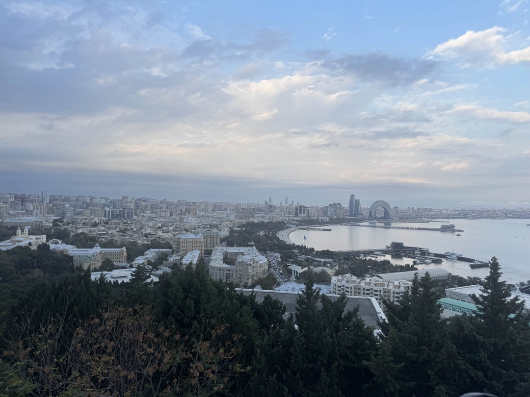 Были в Баку проездом. Забронировали экскурсию через ребят, с трансфером из аэропорта и обратно. Гид у