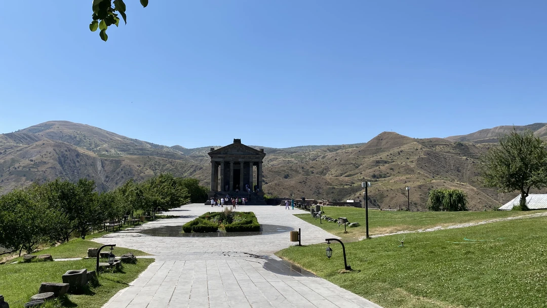 Возрождённый Гарни, «Монастырь копья» и высокогорный Севан (Влад)