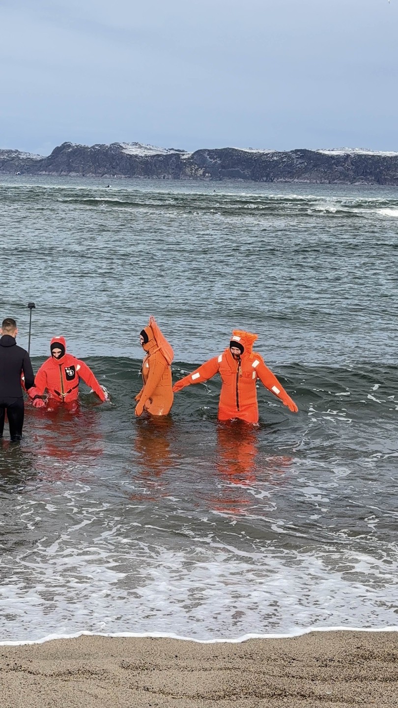 Искупаться в Баренцевом море: айсфлоатинг в Териберке (Марина)