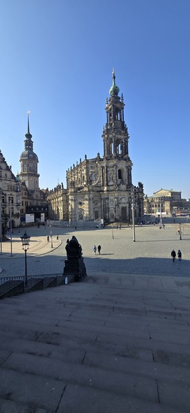 Евгений потрясающий ГИД. знающий историю Праги и Дрездена со всеми датами и правителями. наша семья была