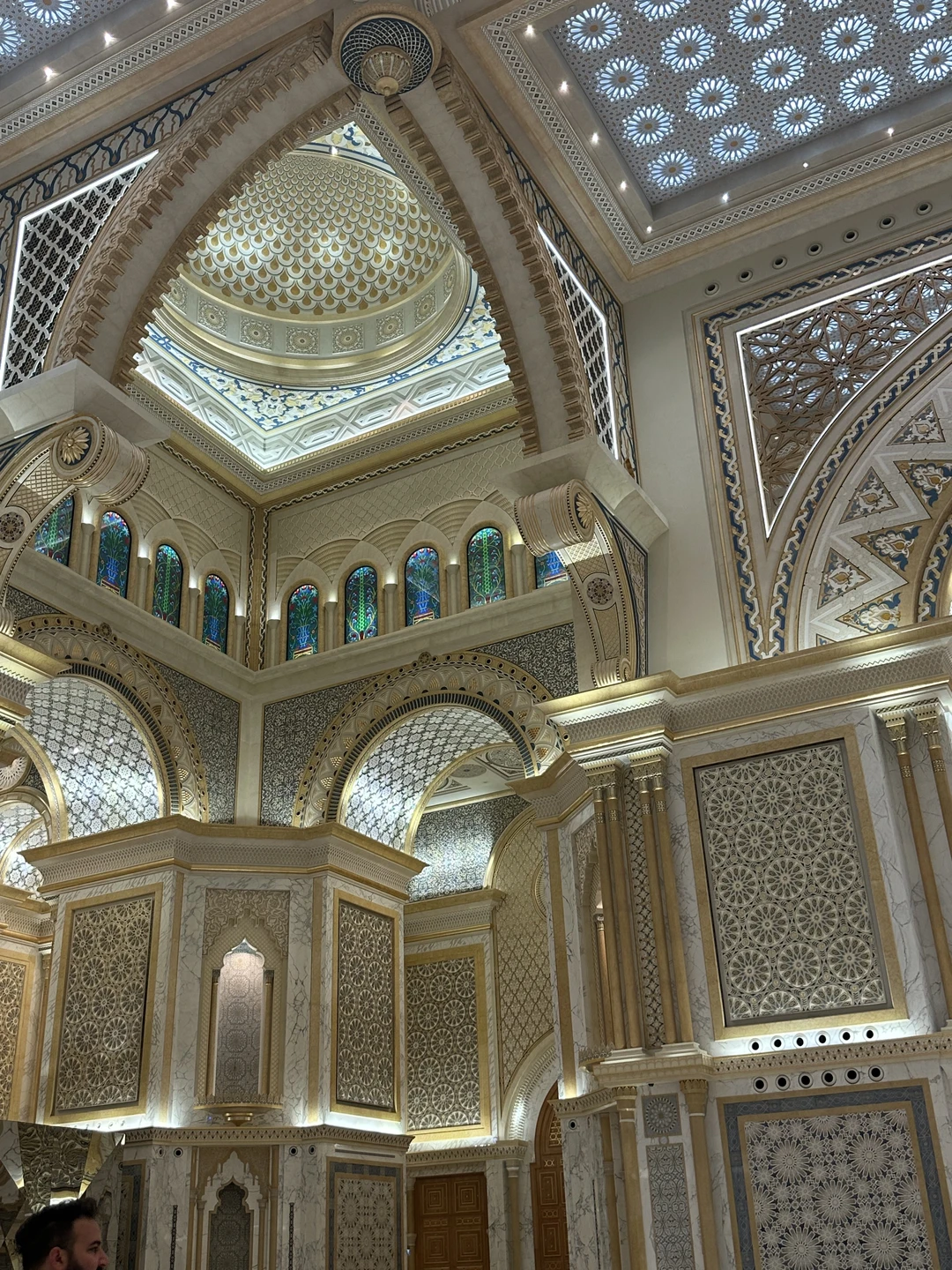 Недавно побывали на индивидуальной экскурсии в Абу-Даби с экскурсоводом Азамом, и она оставила очень приятные впечатления