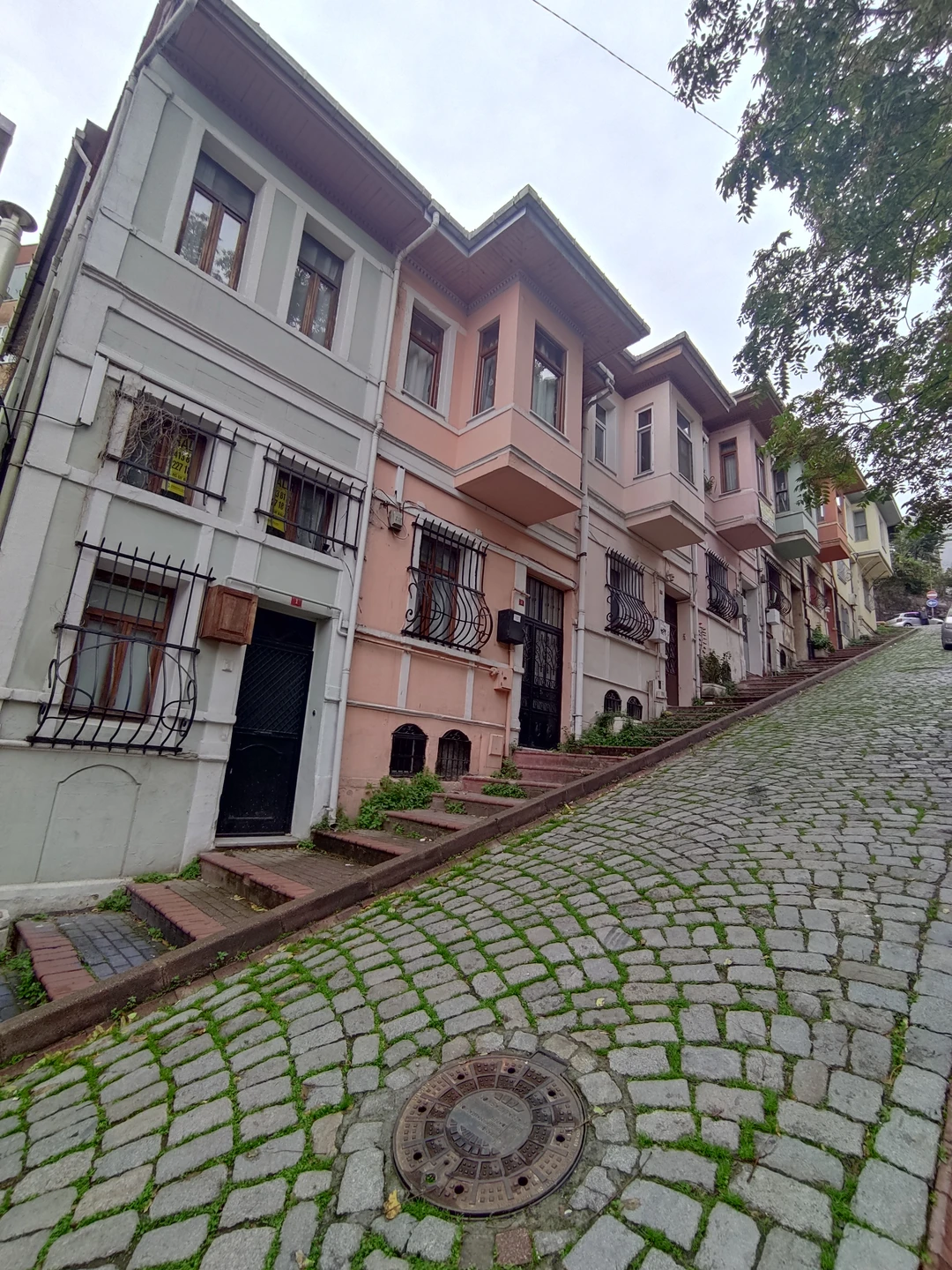 Экскурсия понравилась. Район необычный, яркий. Посмотрели интересные домики, улочки, зашли в церкви и мечети. Прокатились на