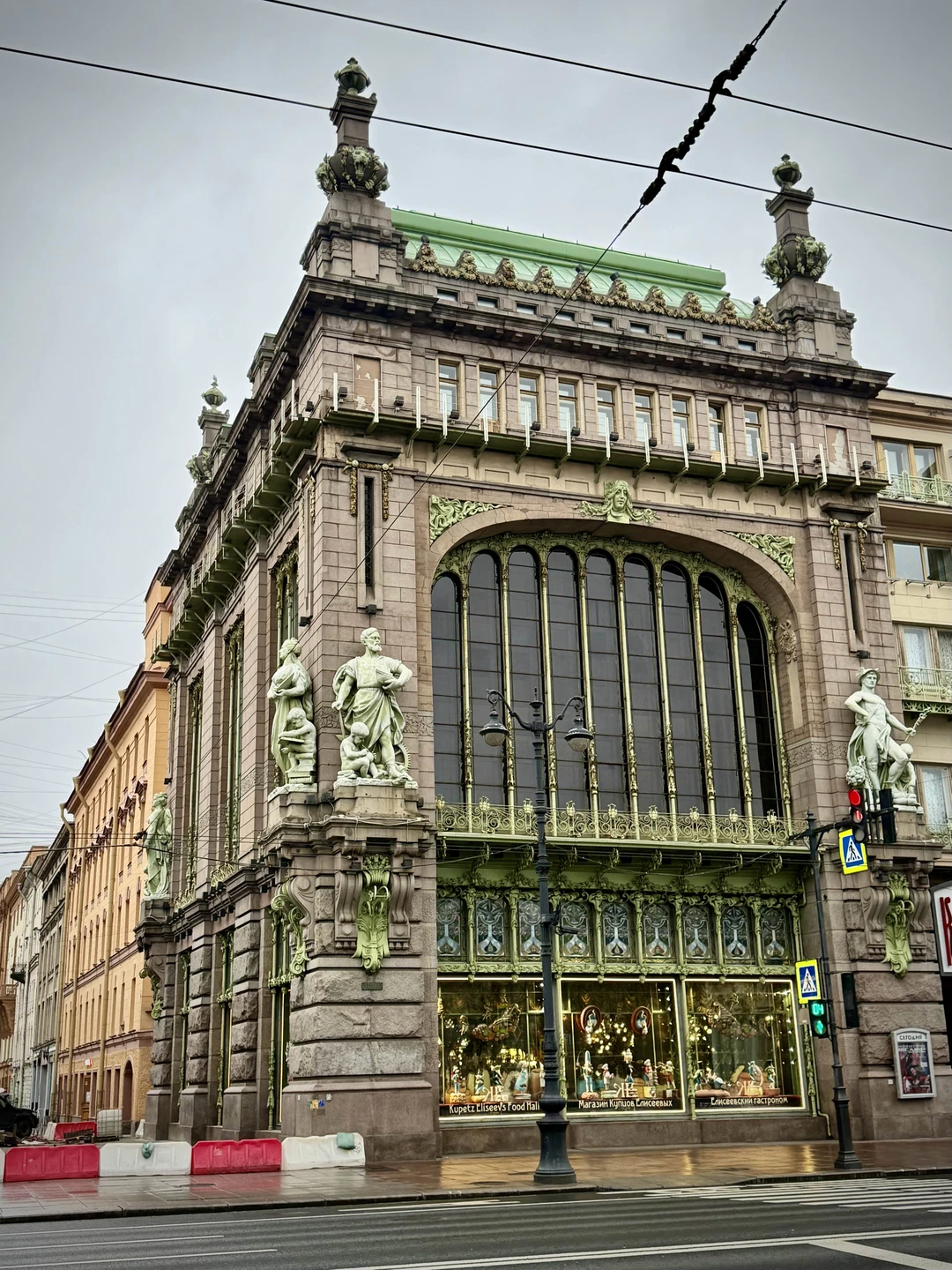 Людмила Петровна профессионал. Интеллектуально, чётко с расстановкой. Можно сказать одним словом: пробрало до слез…. Очень рекомендую эту экскурсию