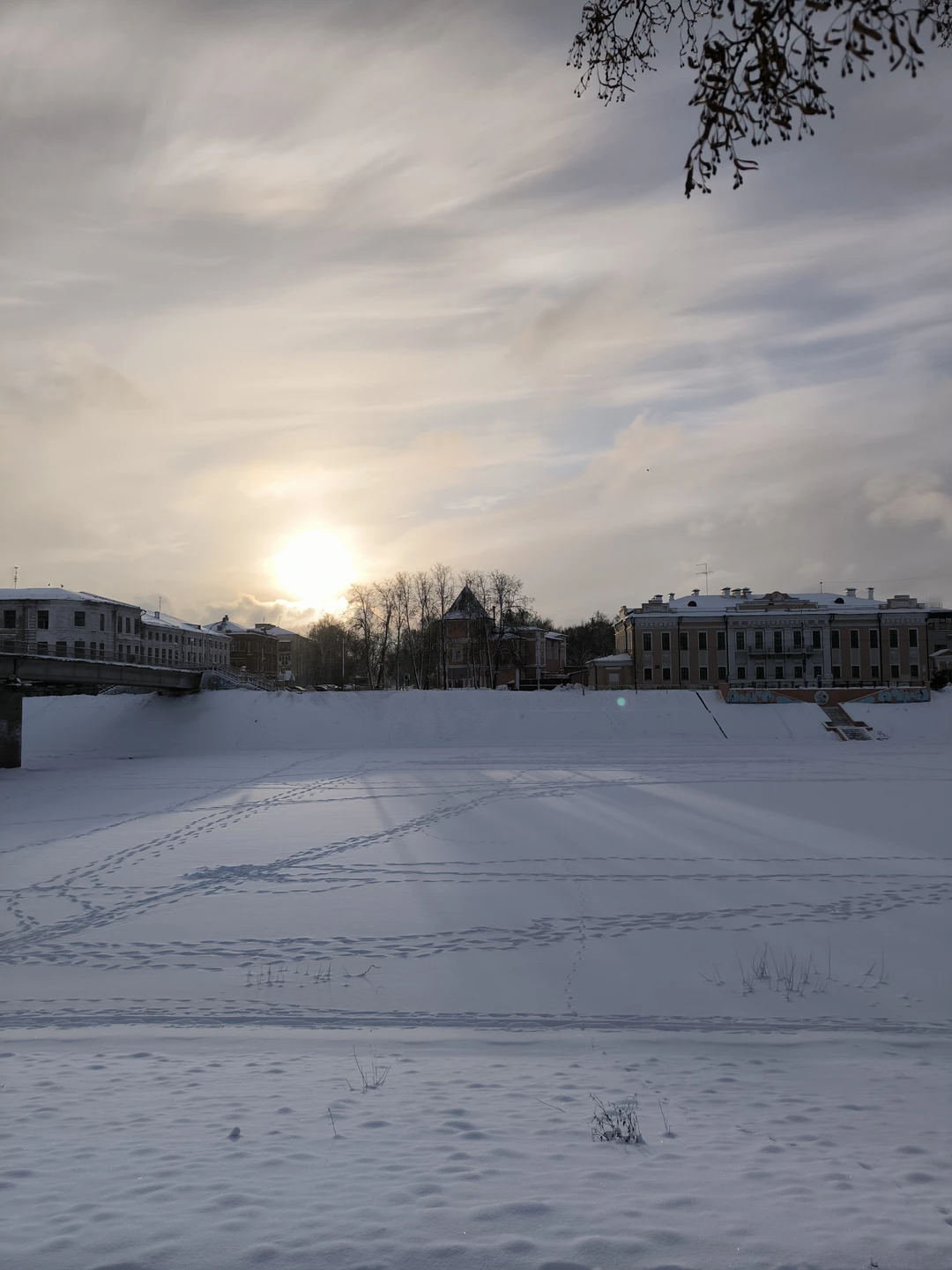 Прекрасная прогулка по исторической набережной города, с "открыточными" видами, с погружением в богатую историю Вологды. Чудесный