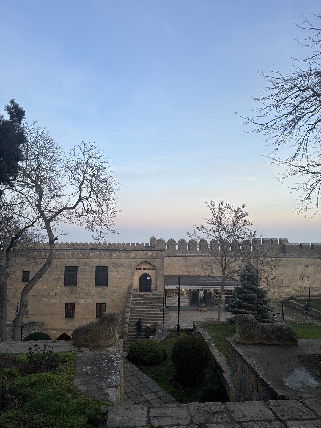 Невероятно крутая и интересная экскурсия, узнали много нового о культуре Дербента, о старинной крепости Нарын-кала, прогулялись