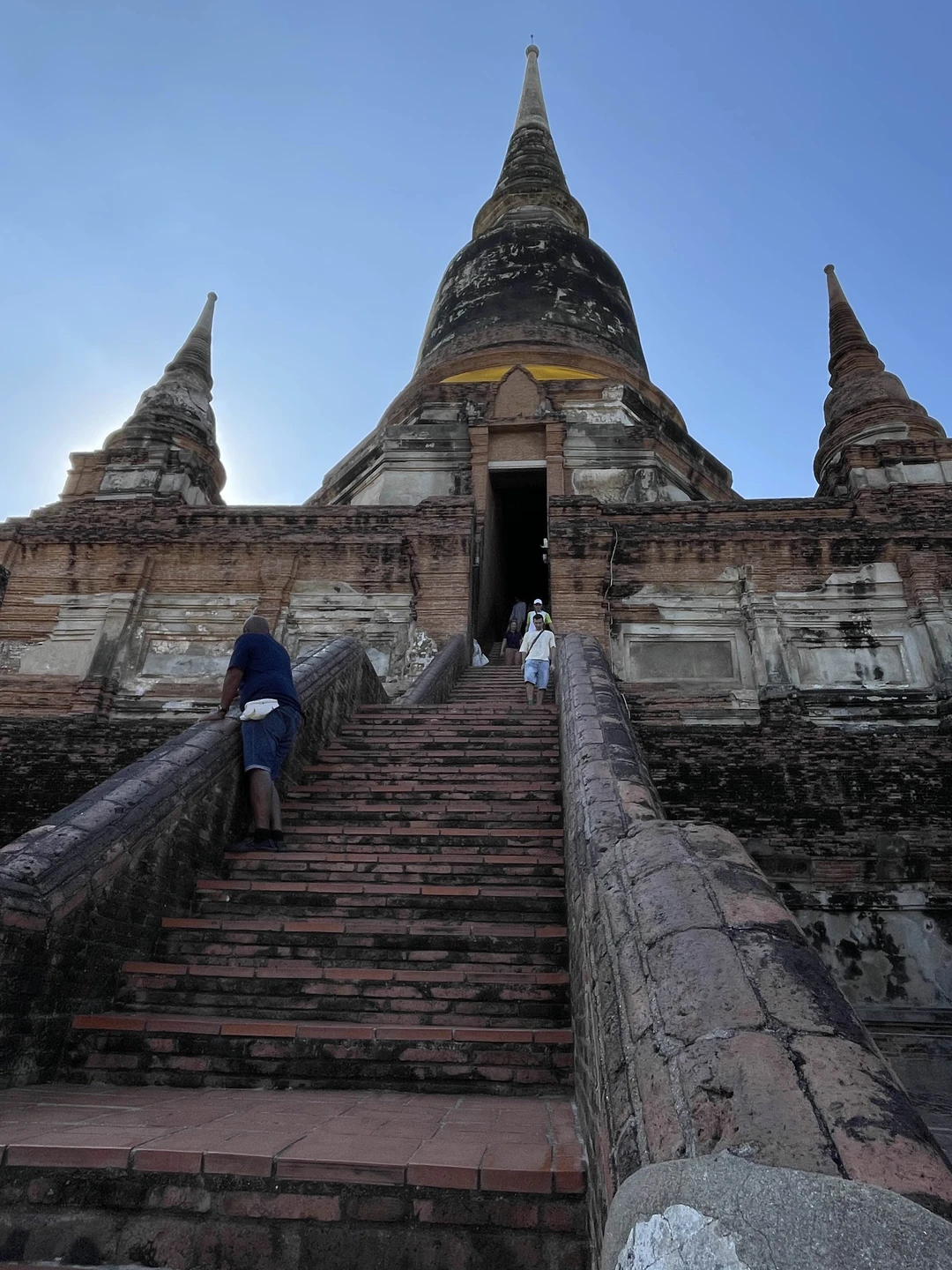 Интересная экскурсия в столицу древнего Сиама. Красивые, необычные храмы. Обязательно стоит съездить, рекомендую.