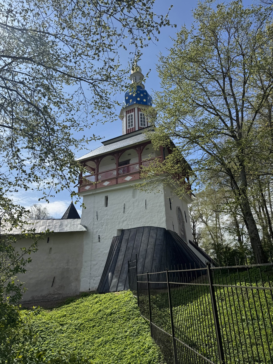 С Никитой мы посетили город Изборск. Изборская крепость - отдельный восторг!