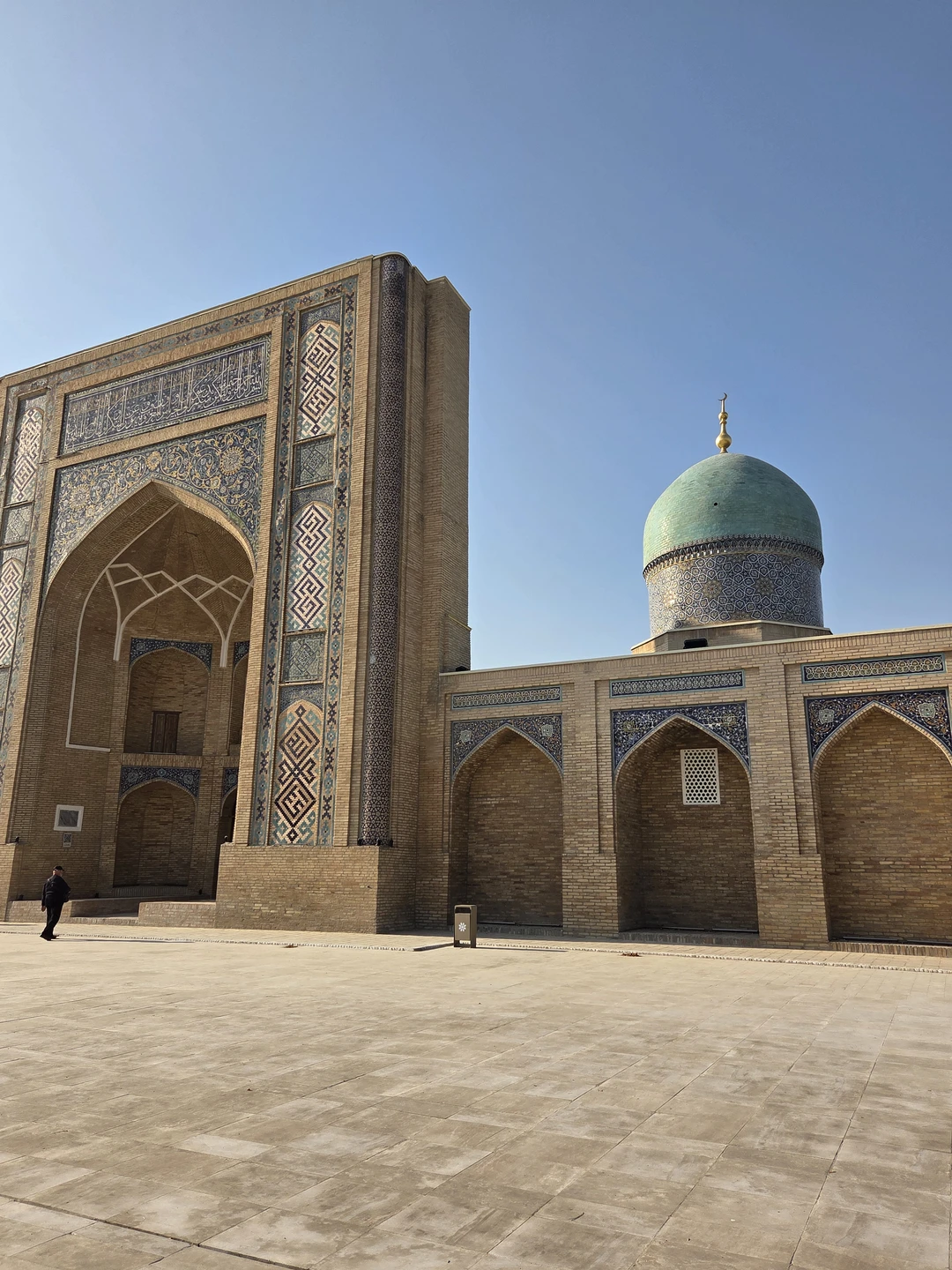 Отличная экскурсия: познавательная, содержательная, динамичная и разнообразная. Отдельно отмечу уровень профессионализма гида Ирины. Мы много путешествуем