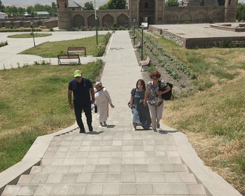 Душанбе: рынок Мехргон, ботанический сад, парк Независимости. Гиссар: крепость, медресе, конная прогулка