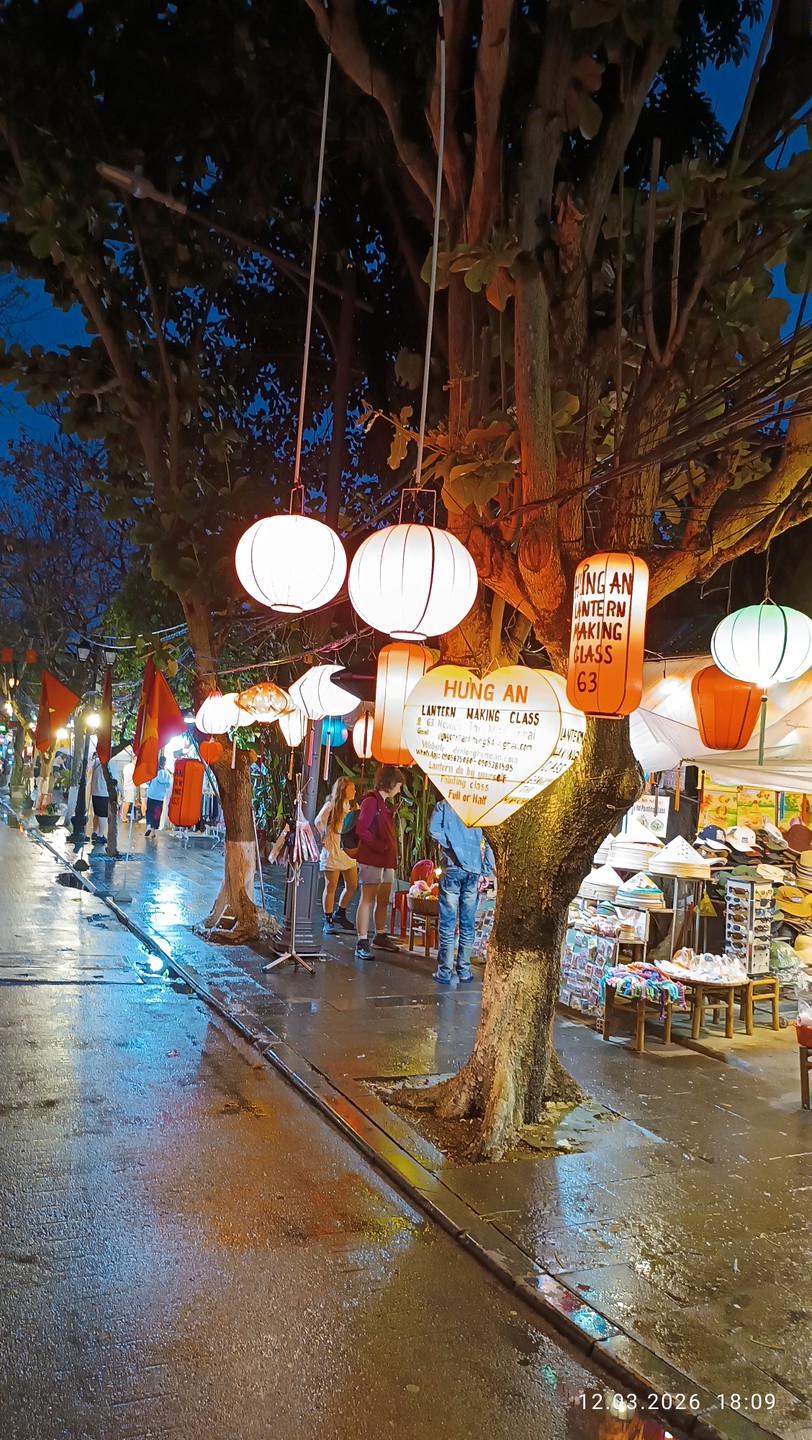 Экскурсия интересная. Хой Ан очень красивый, атмосферный городок. Очень понравилось катание на круглых лодочках и активности
