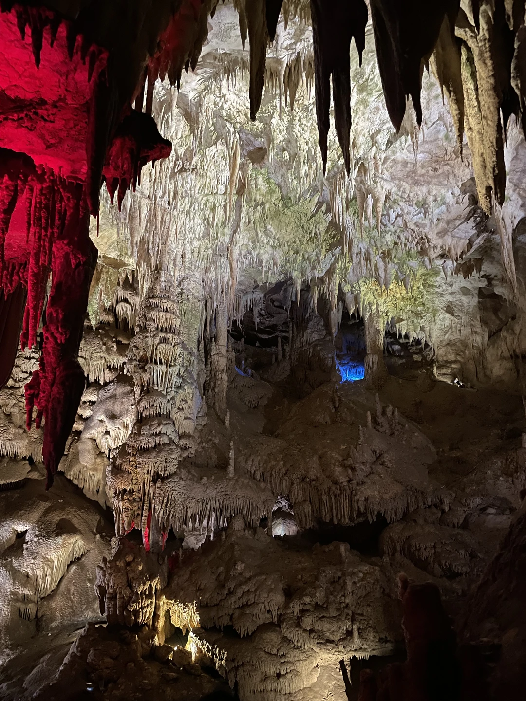 Это больше не экскурсия, а трансфер. Вся группа была англоязычная, по пути гид немного рассказал про