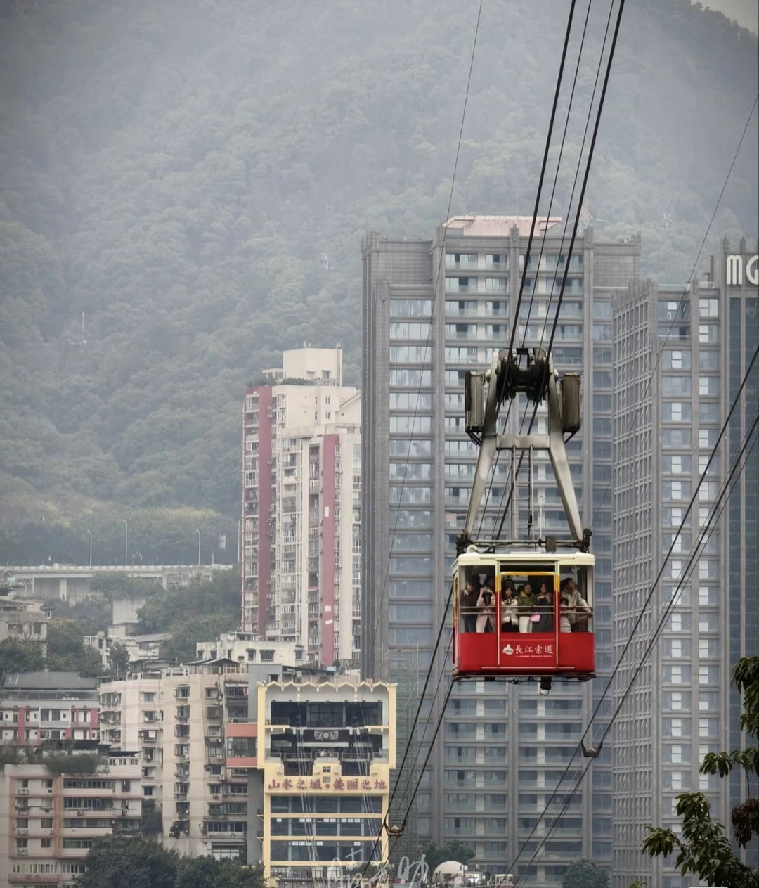 Мы провели великолепную экскурсию по Чунцину с нашим гидом Диего! Храм Лохань был спокойным и атмосферным